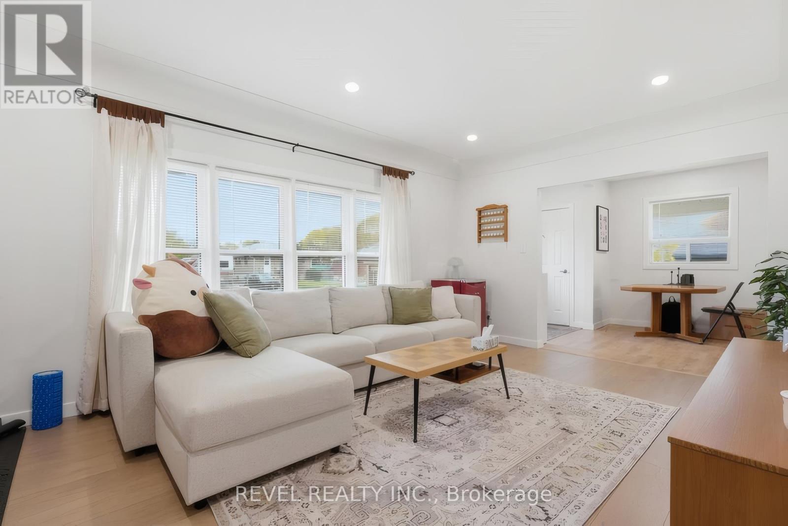 216 STEVENSON STREET N - 9