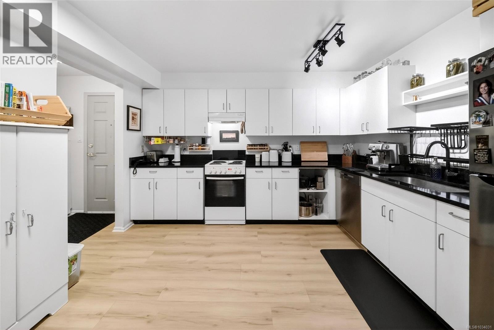 #206 3225 Alder St - Image 3