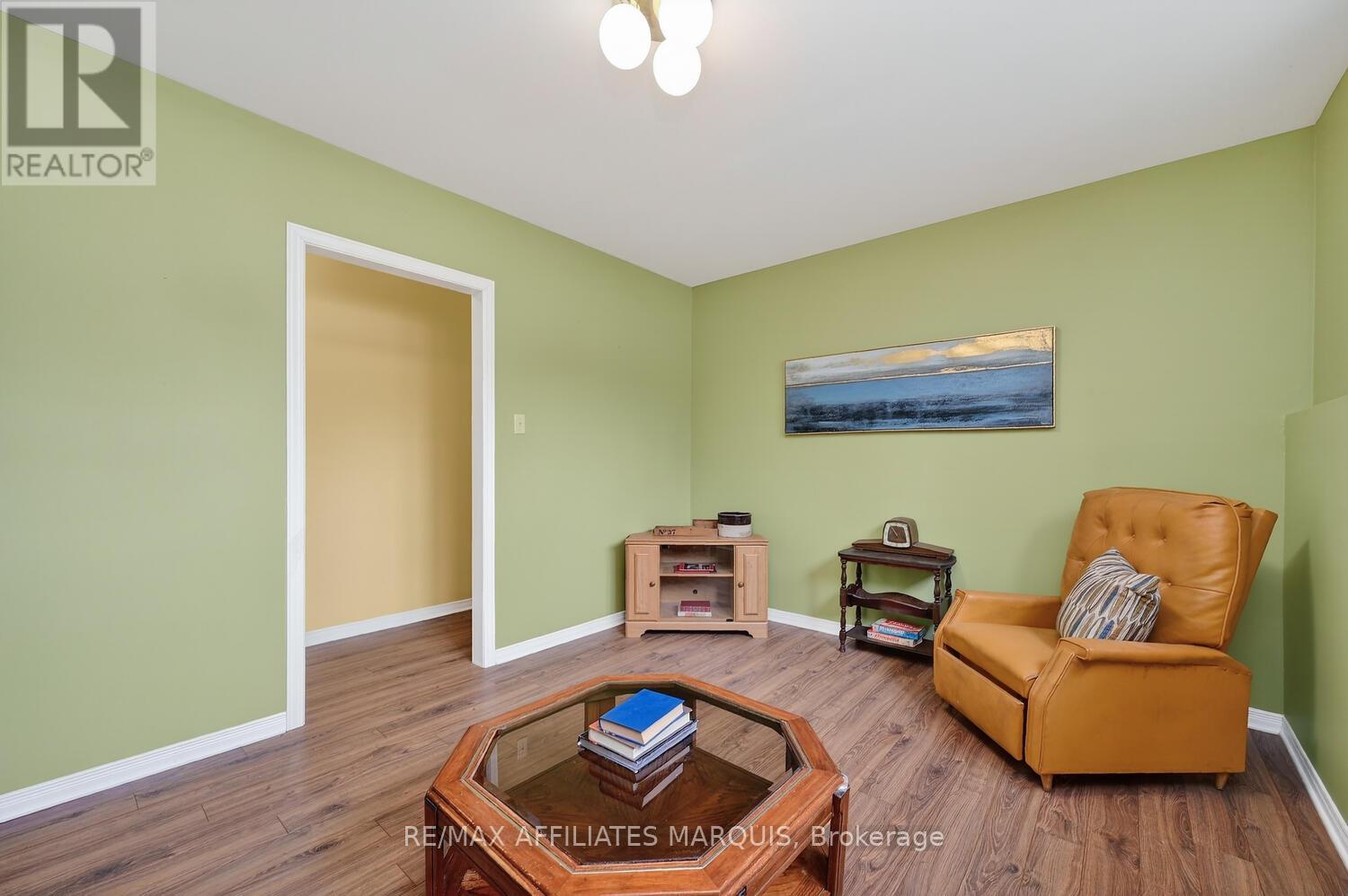 4 SOUTH POINT DRIVE - 33