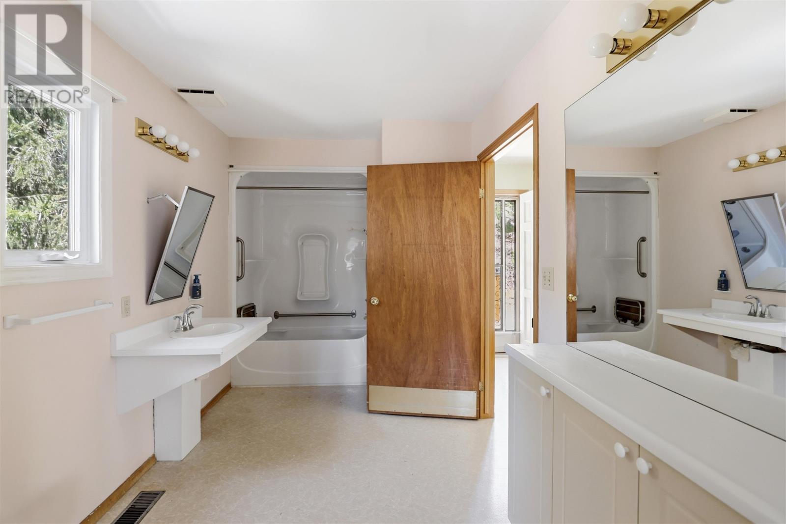 4562 Second LIN W, Prince Township, Ontario, P6A6K4 — Photo 3
