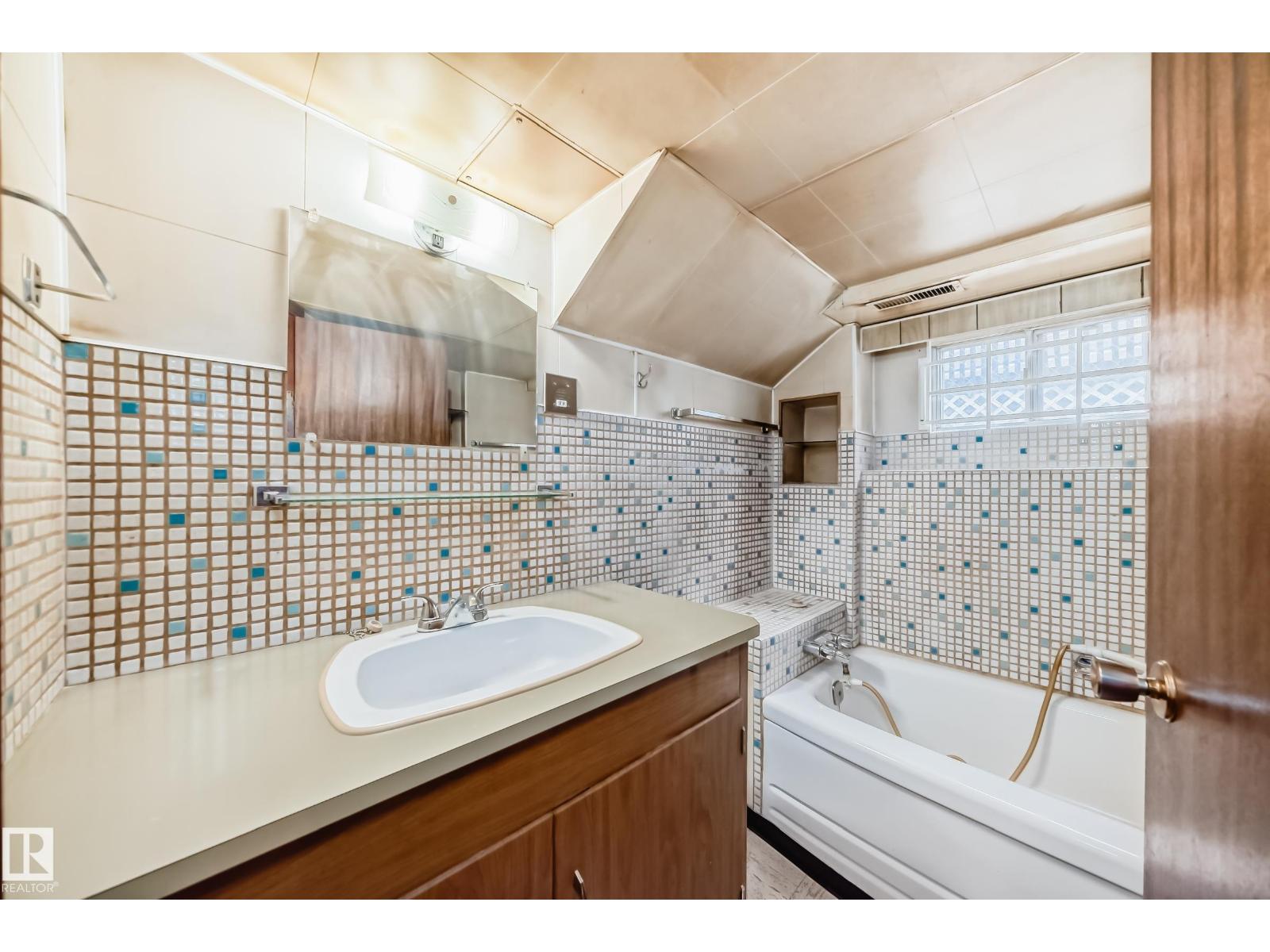 11929 91 ST NW - 37