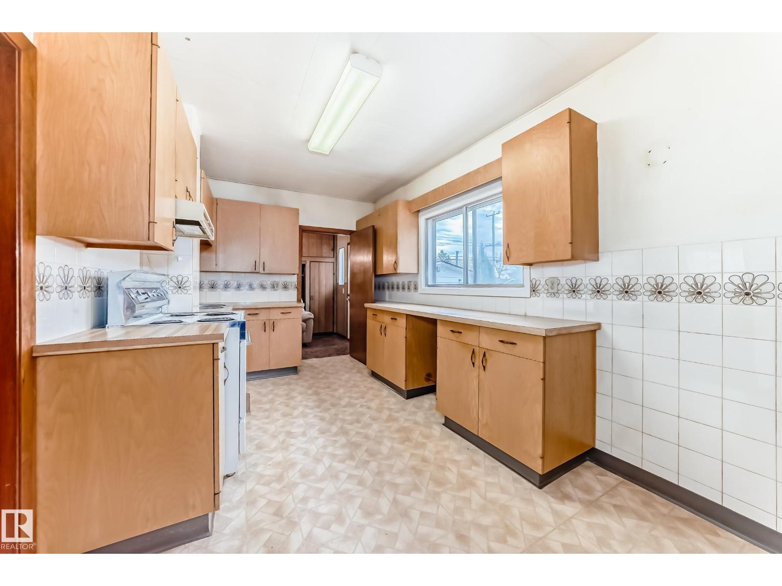 11929 91 ST NW - 5