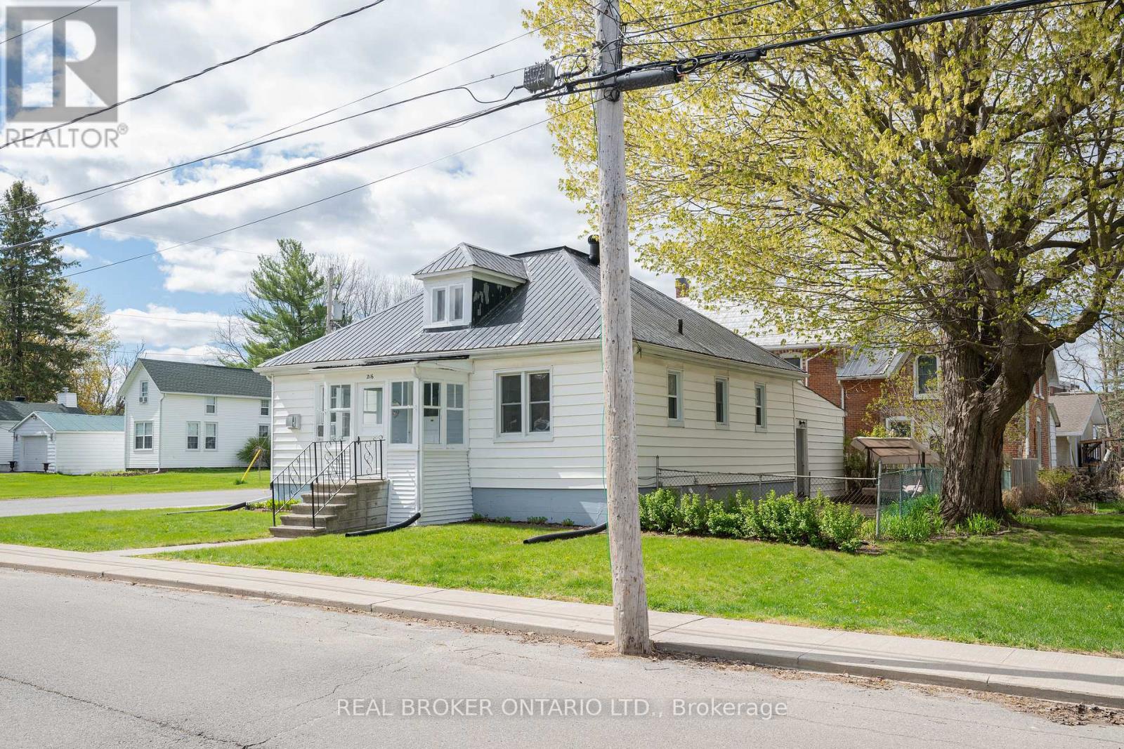 216 THOMAS STREET - 4