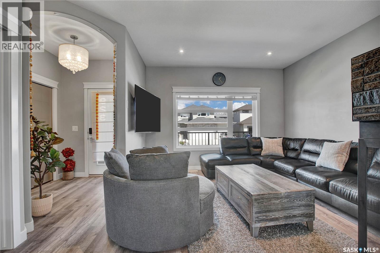 923 Kloppenburg CRESCENT - Image 3