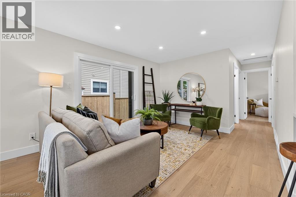257 QUEEN VICTORIA Drive - 18