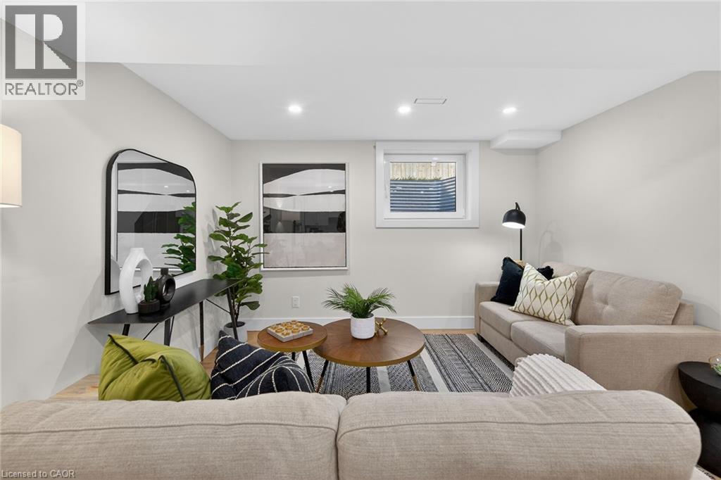 257 QUEEN VICTORIA Drive - 34