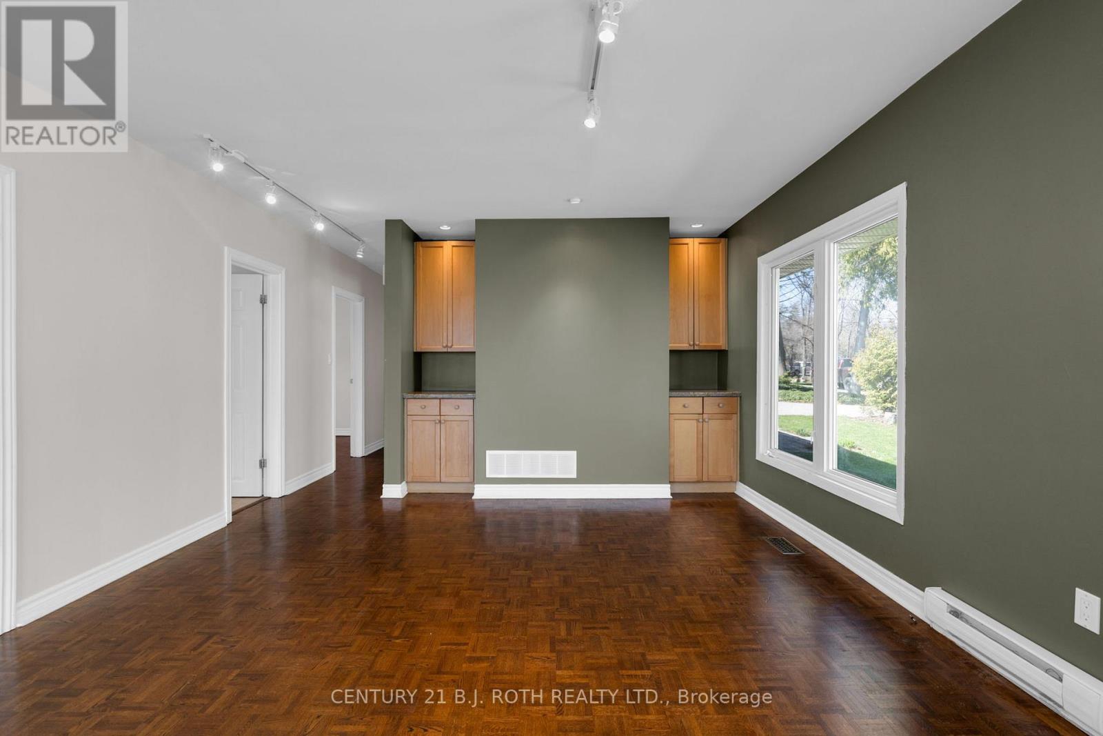 49 LAKESHORE ROAD E - 12