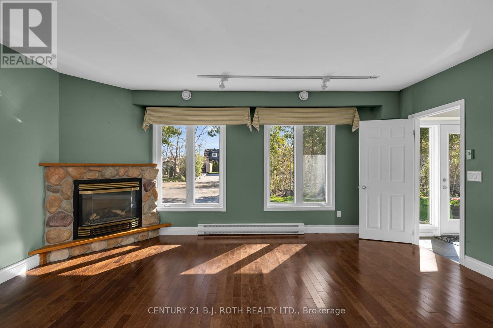 49 LAKESHORE ROAD E - 20