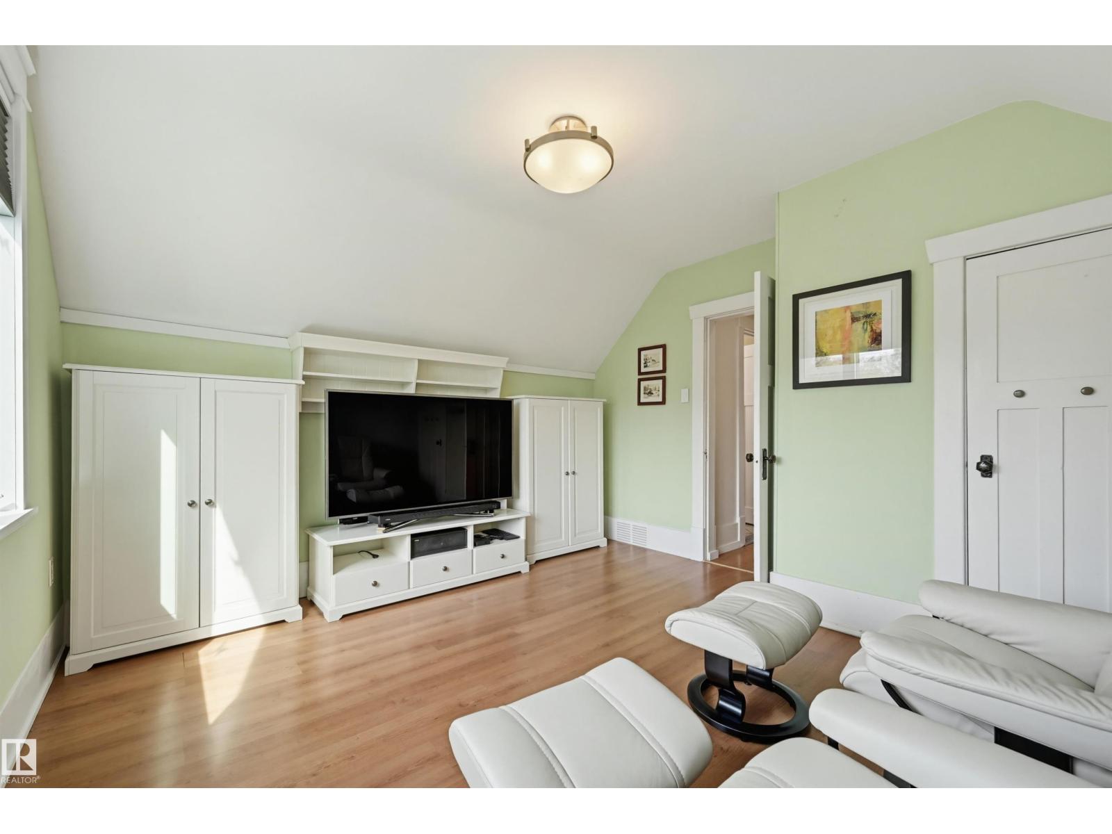 10813 74 AV NW - 37