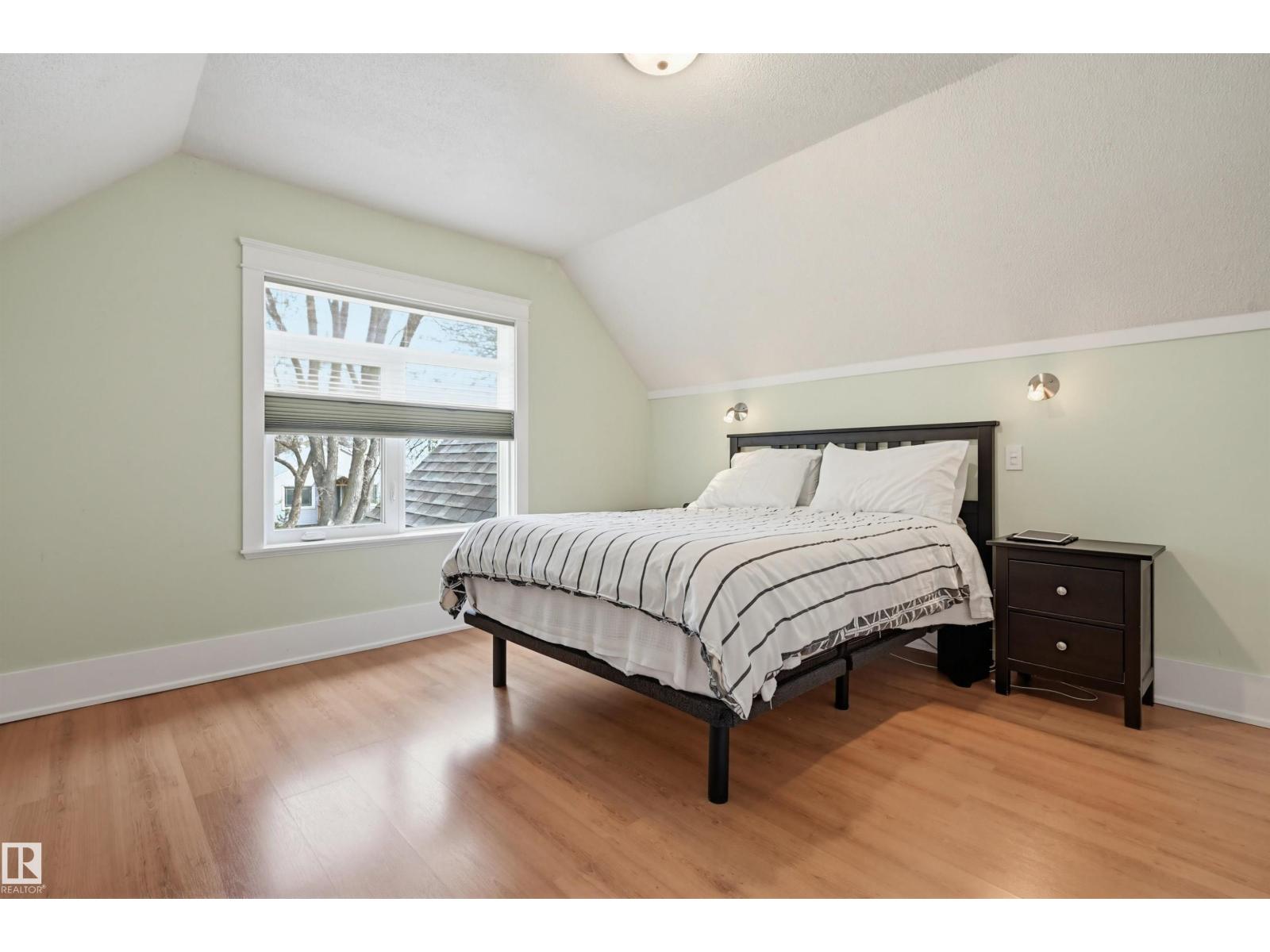 10813 74 AV NW - 33