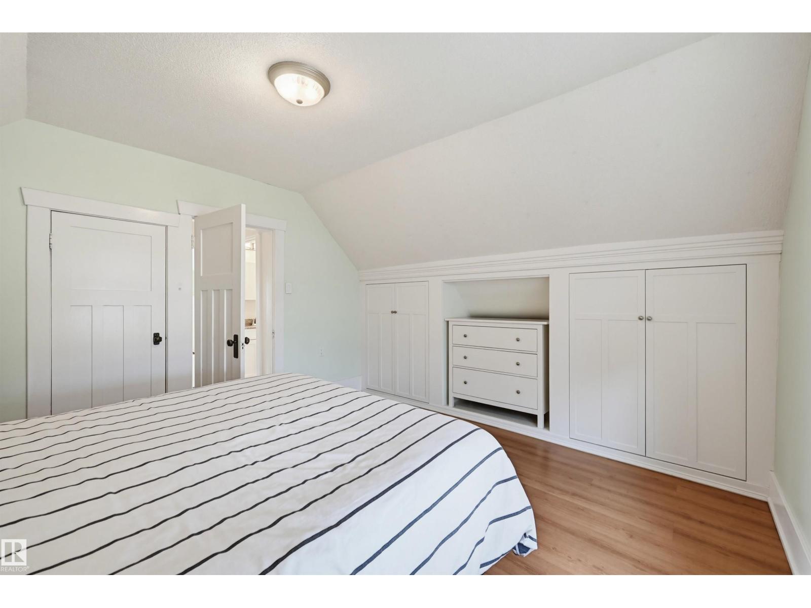 10813 74 AV NW - 34