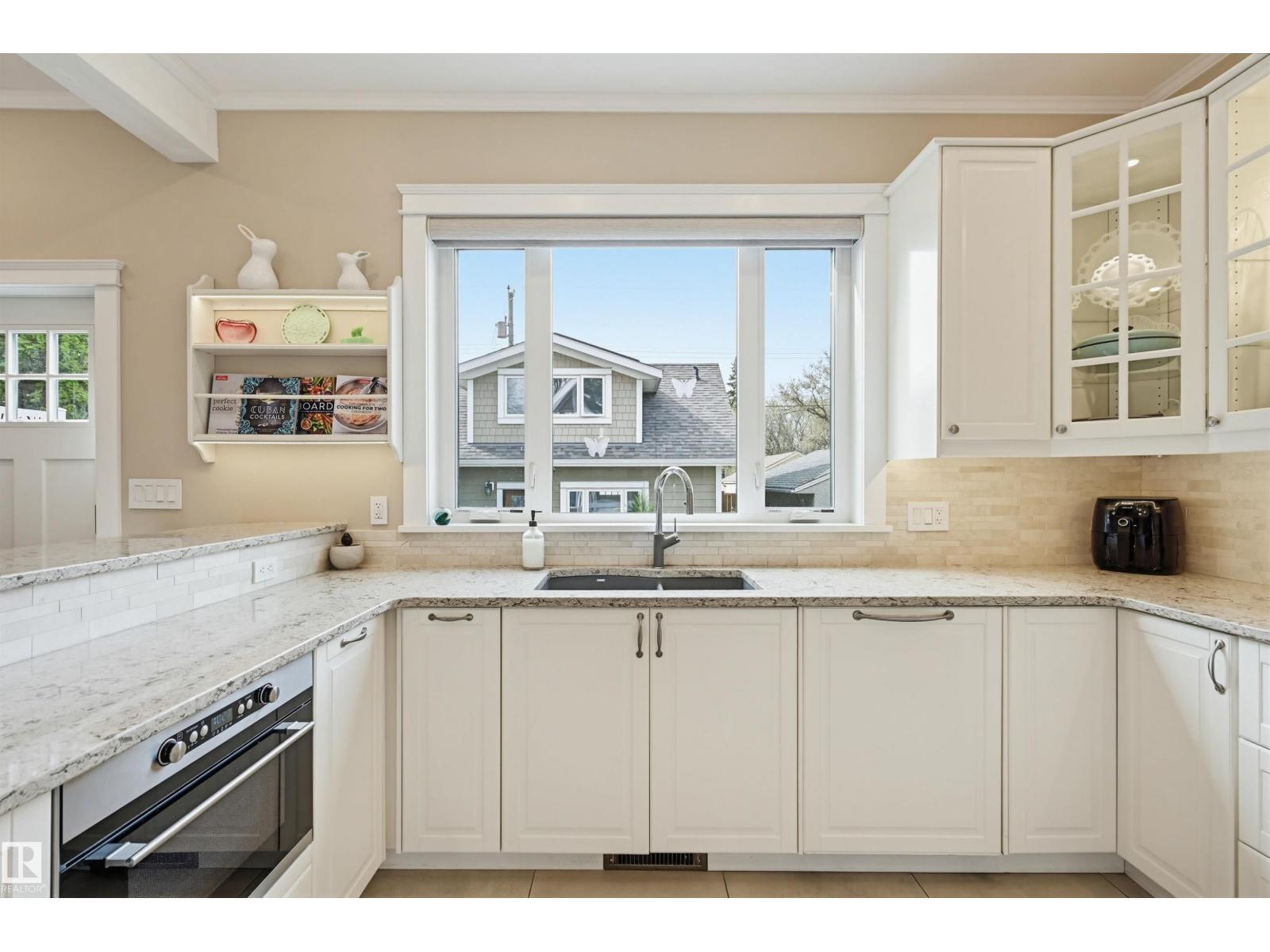 10813 74 AV NW - 23