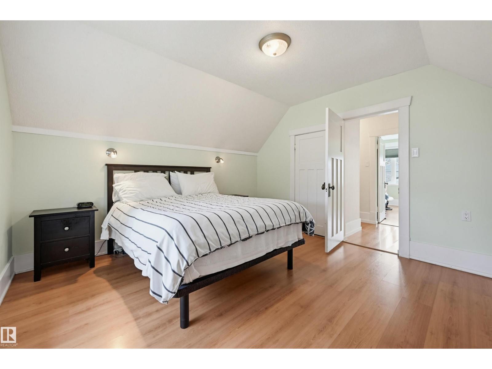 10813 74 AV NW - 35