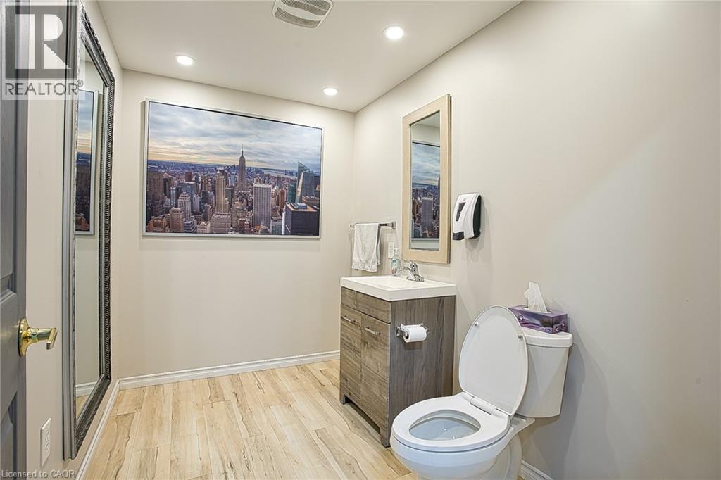727 BARTON Street - 32