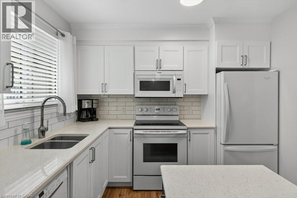 4 CAMELOT Drive, Hamilton, Ontario, L8V2L2 — Photo 6