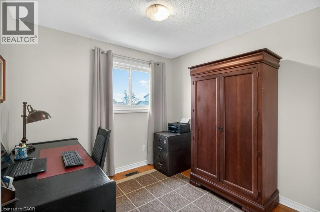 4 CAMELOT Drive, Hamilton, Ontario, L8V2L2 — Photo 4