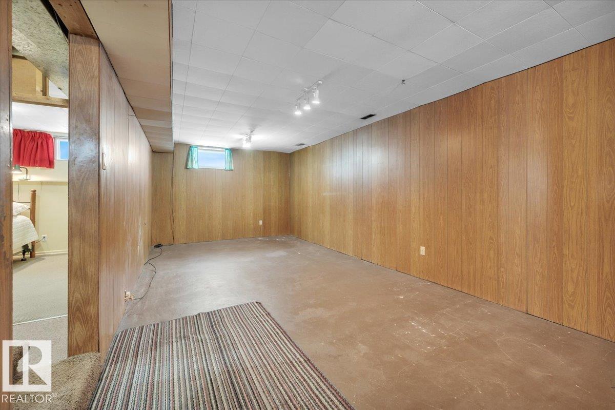 7934 81 AV NW - 29