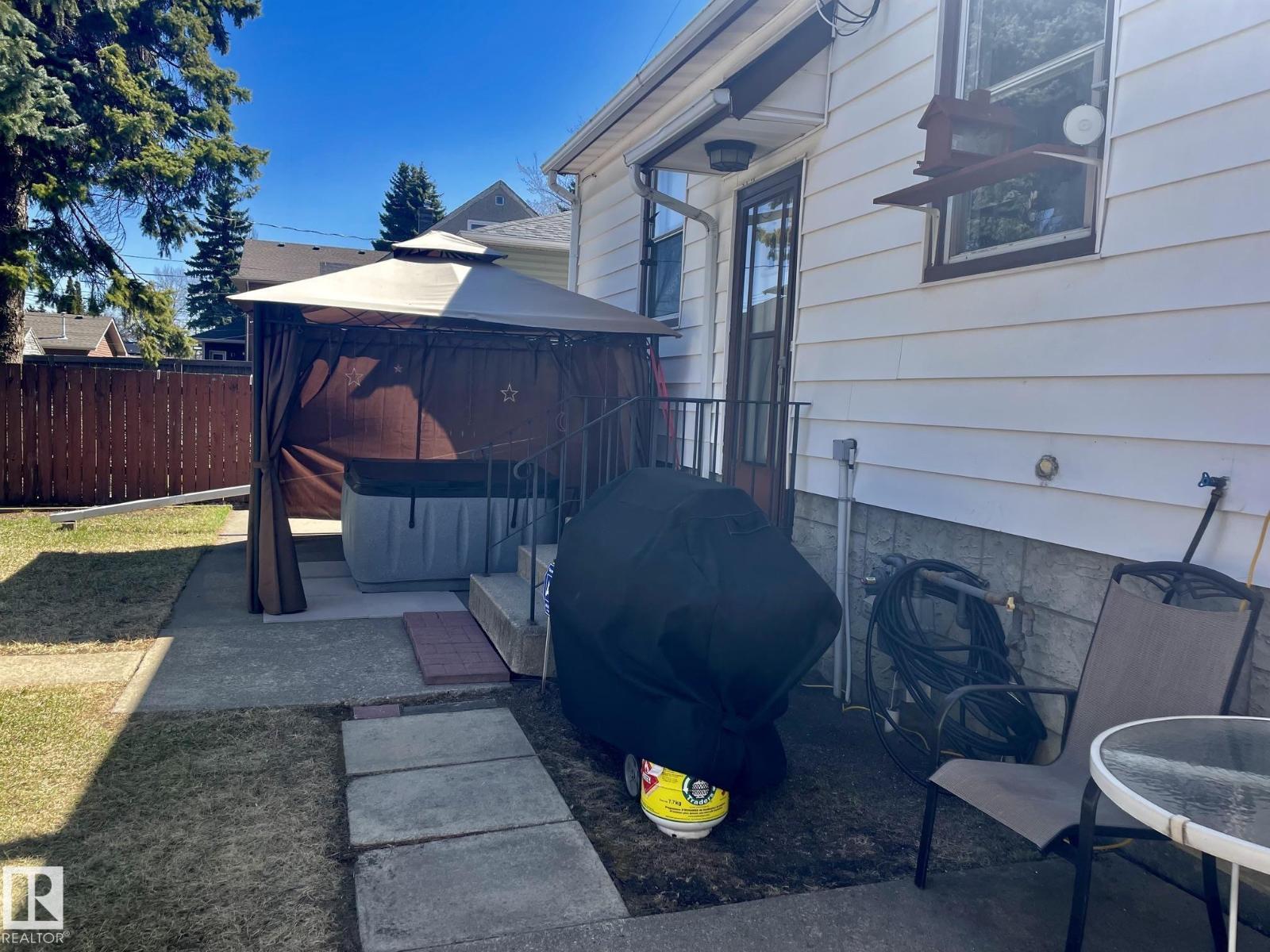 7934 81 AV NW - 35