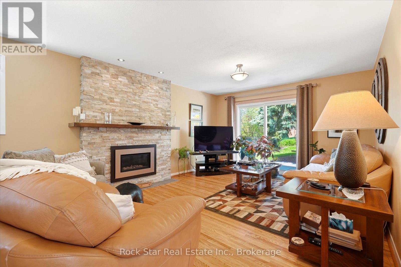 36 LANGEVIN CRESCENT - 12