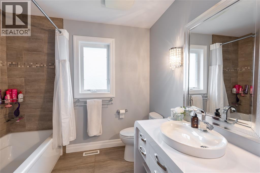 482 AUTUMN BREEZE DRIVE, Sarnia, Ontario, N7S0C4 — Photo 3