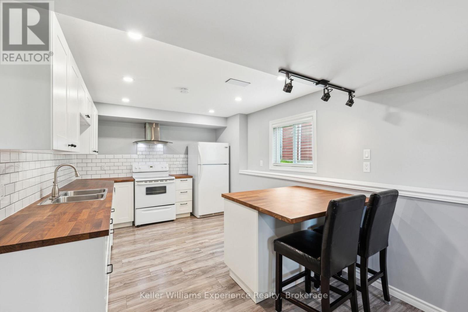 10 CLARENCE AVENUE - 20