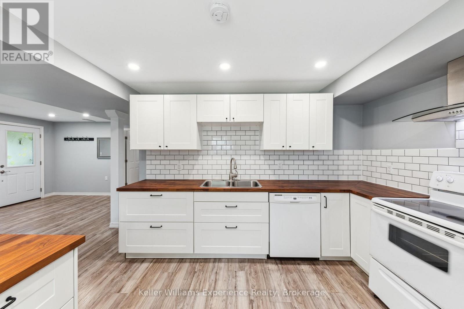 10 CLARENCE AVENUE - 21
