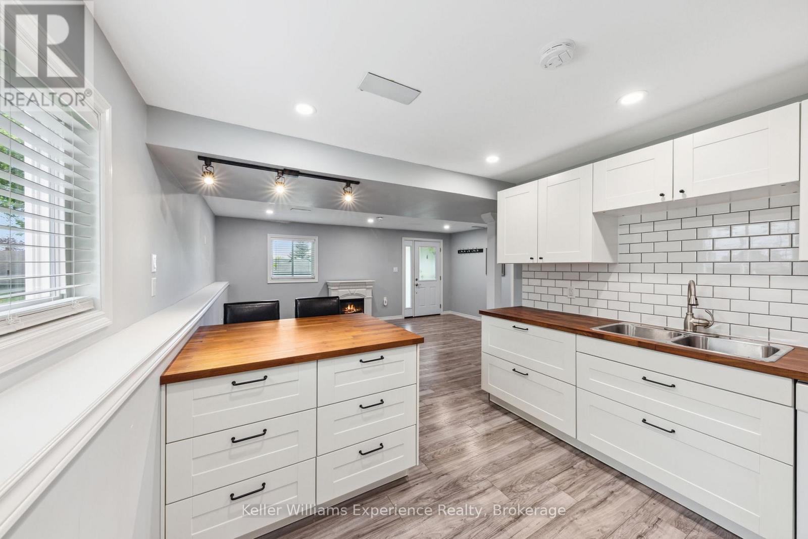 10 CLARENCE AVENUE - 22