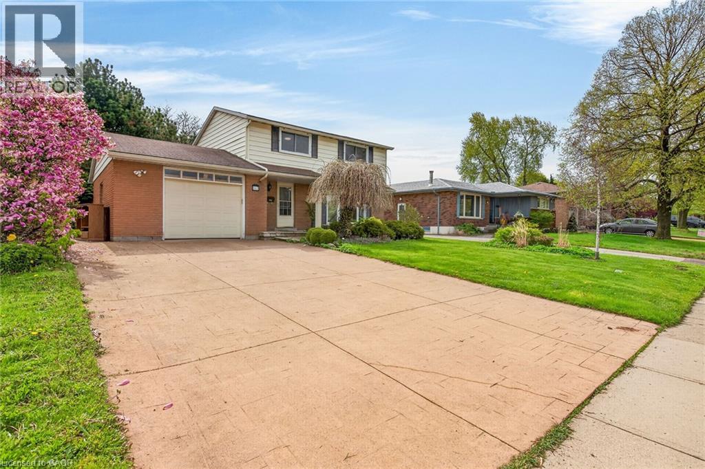167 DARLINGTON Drive, Hamilton, Ontario, L9C2M4 — Photo 2