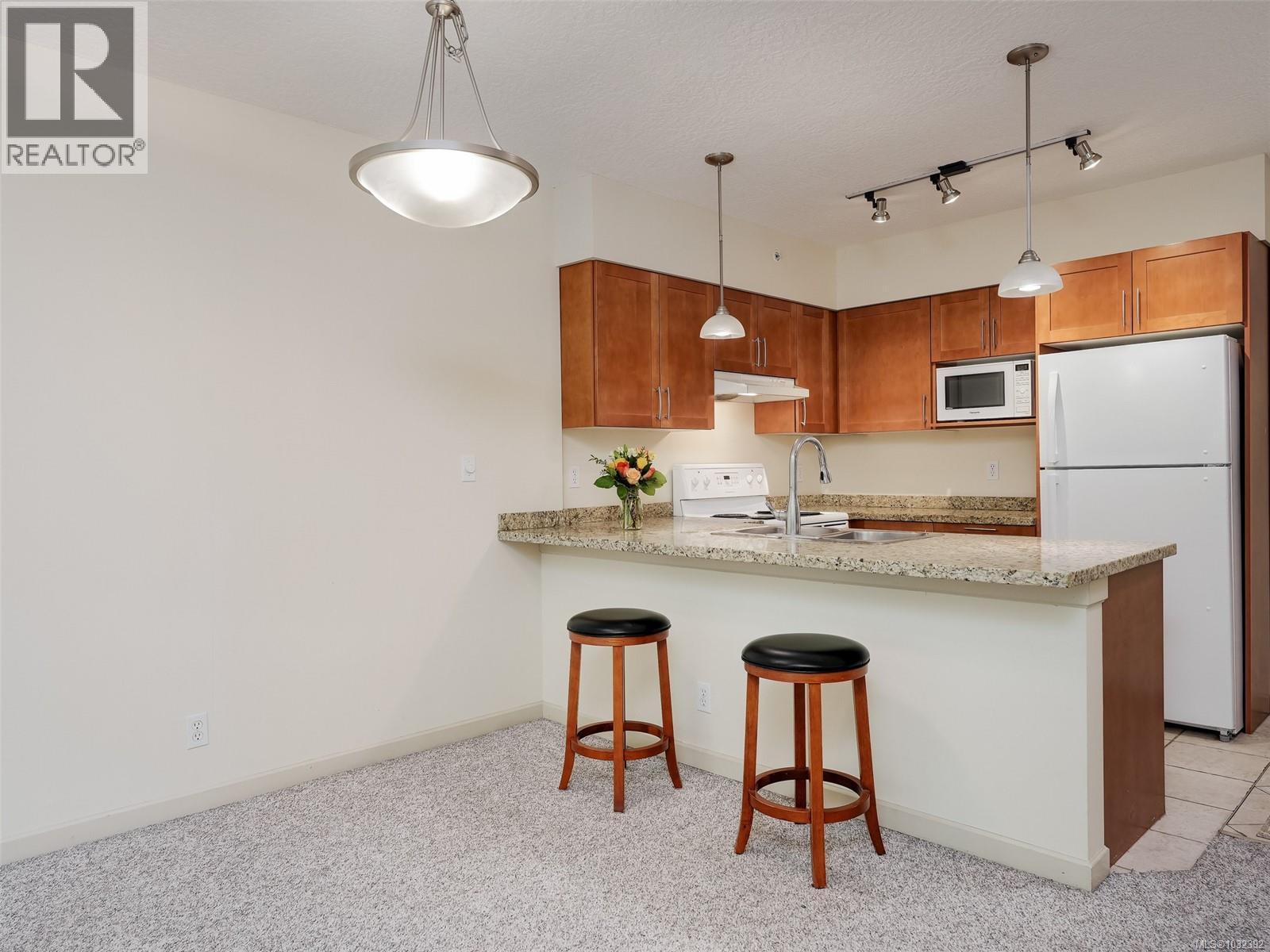 205 827 Fairfield Road, Victoria