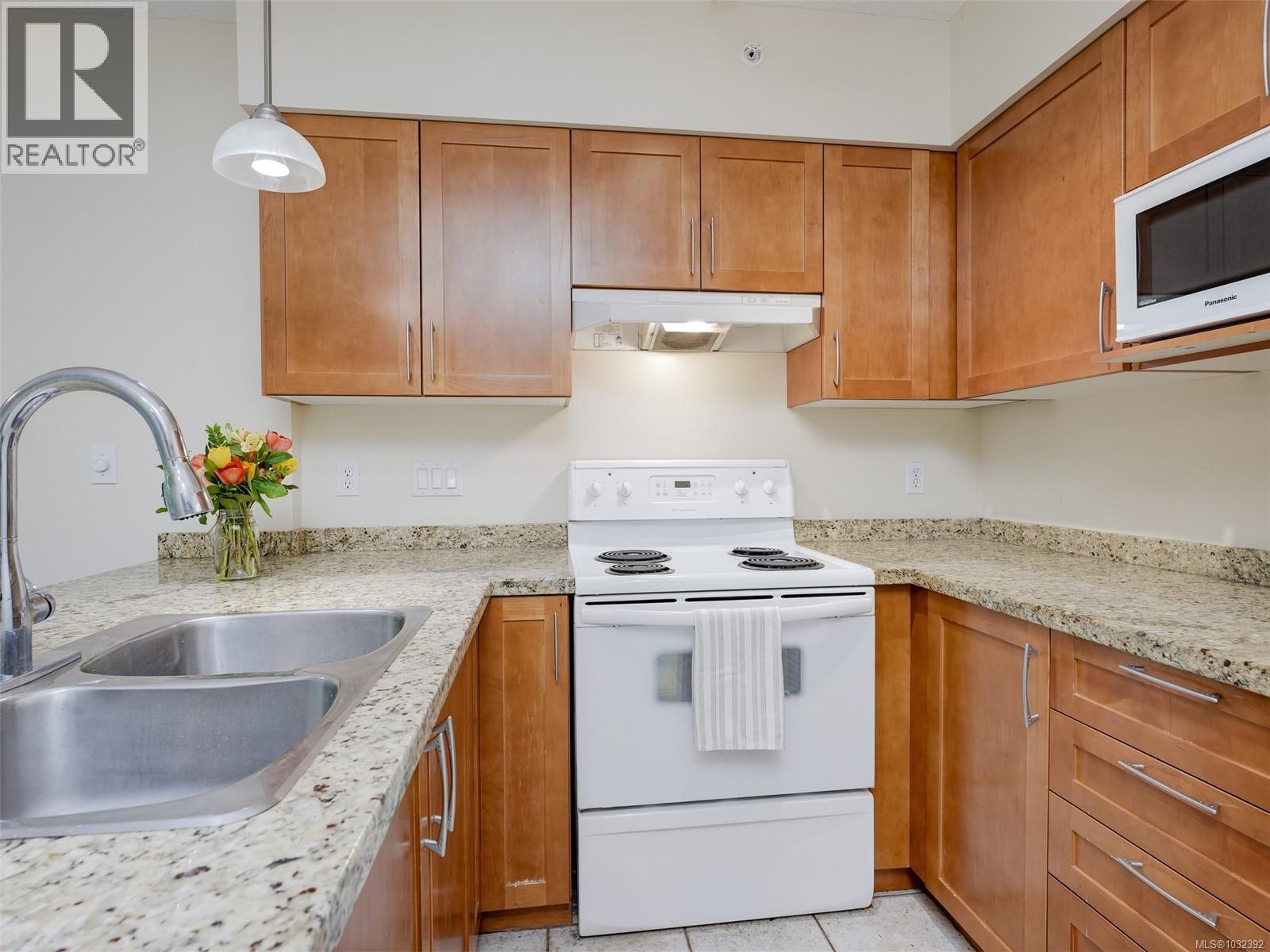 205 827 Fairfield Road, Victoria