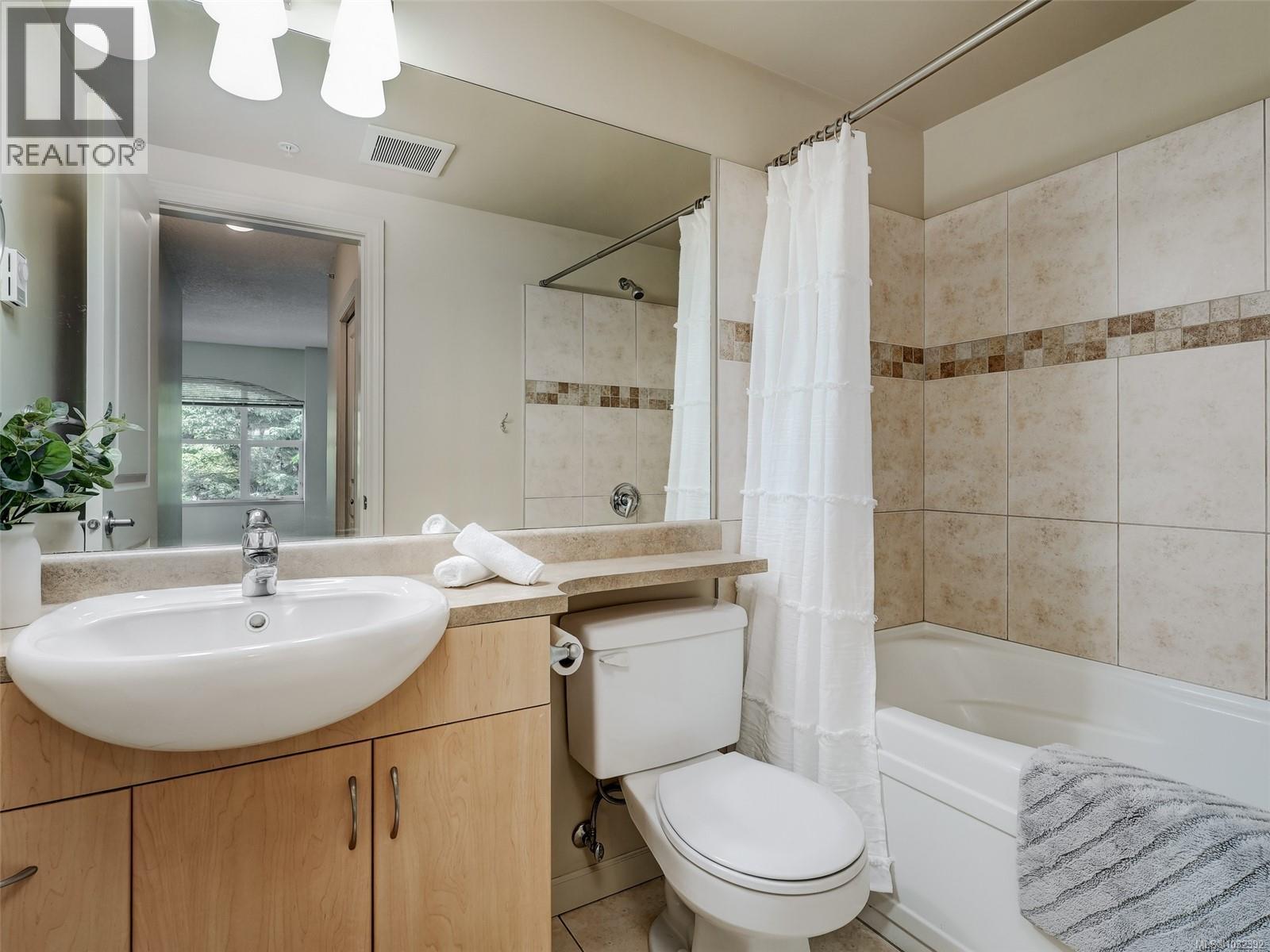 205 827 Fairfield Road, Victoria