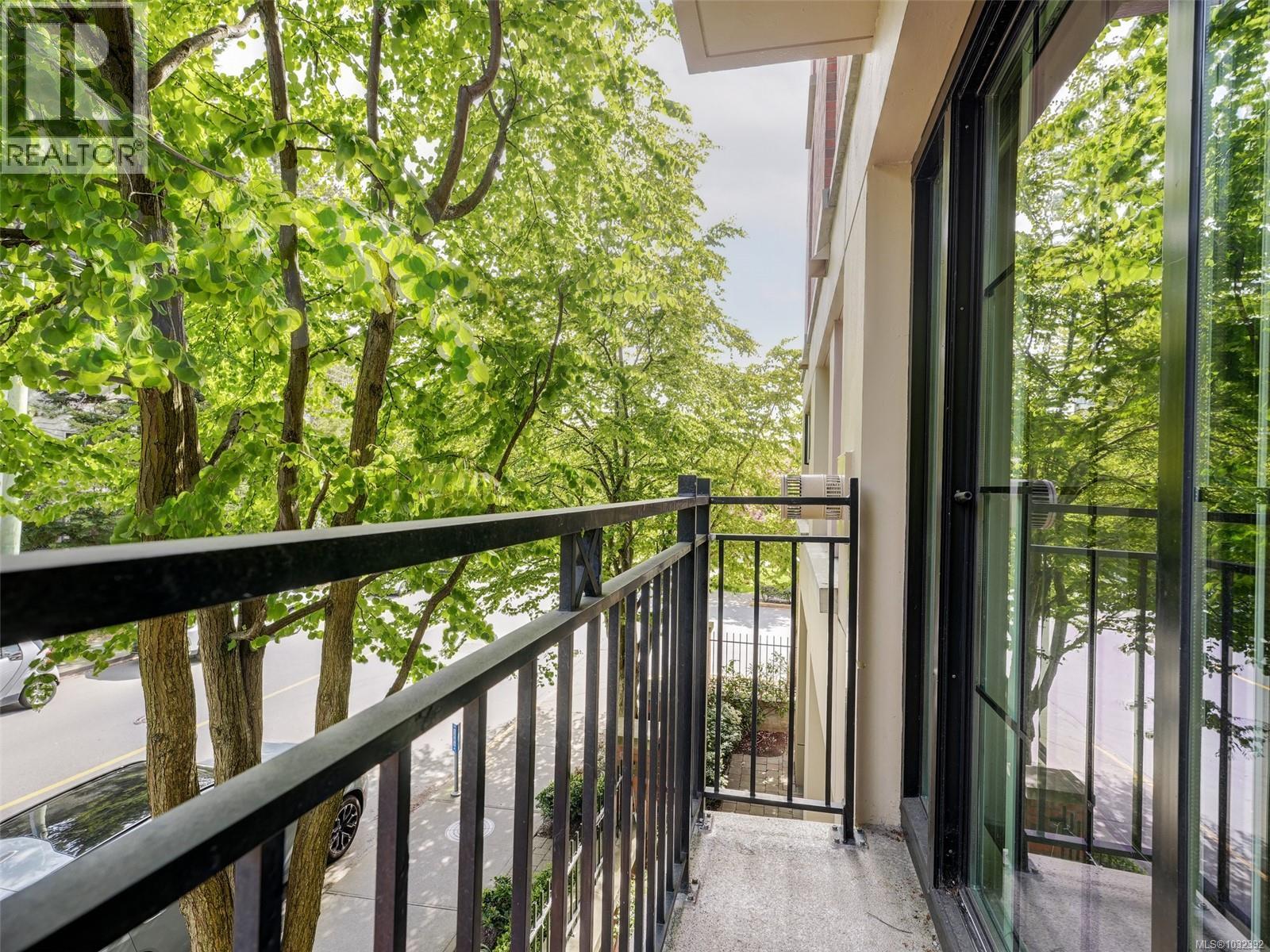 205 827 Fairfield Road, Victoria