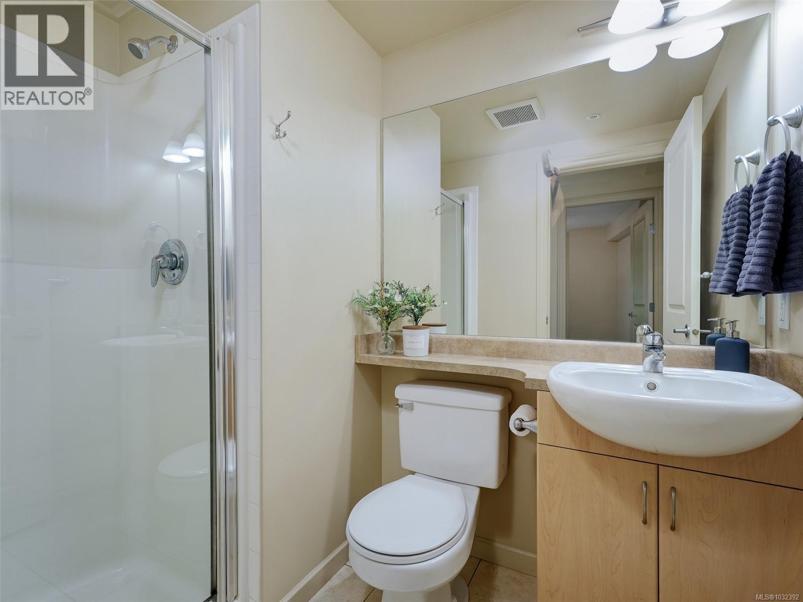 205 827 Fairfield Road, Victoria
