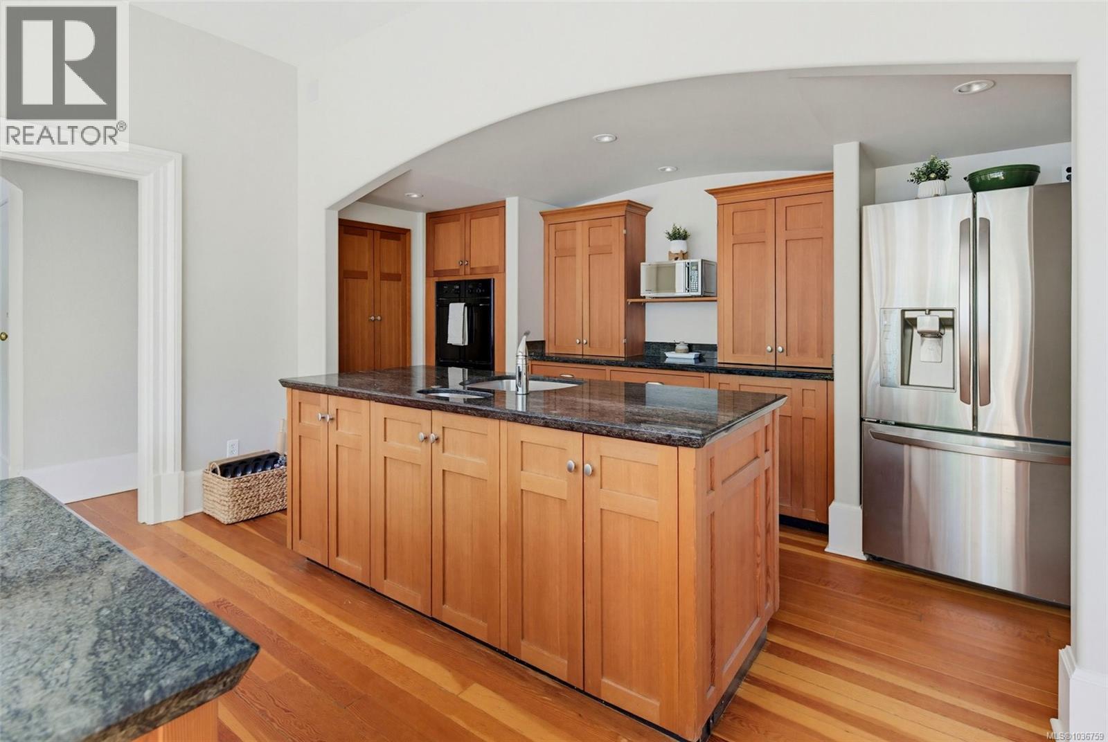  1566 Hampshire Road, Oak Bay