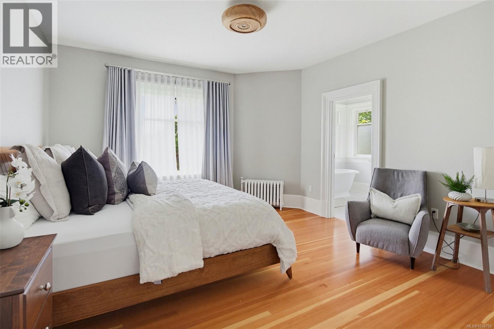  1566 Hampshire Road, Oak Bay
