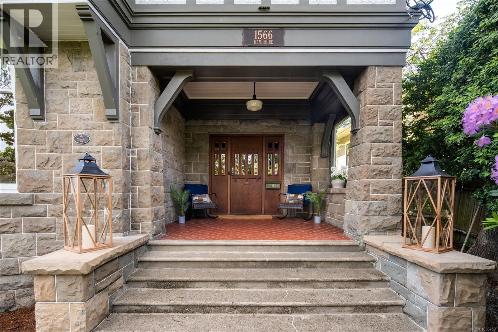  1566 Hampshire Road, Oak Bay