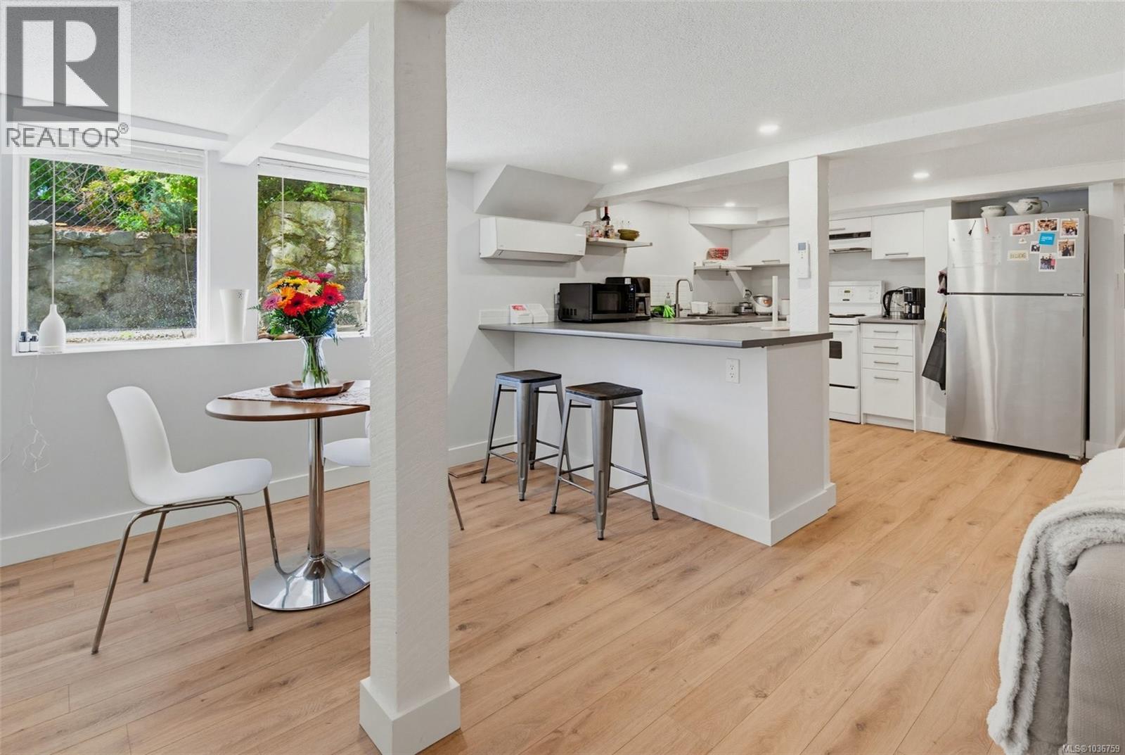  1566 Hampshire Road, Oak Bay
