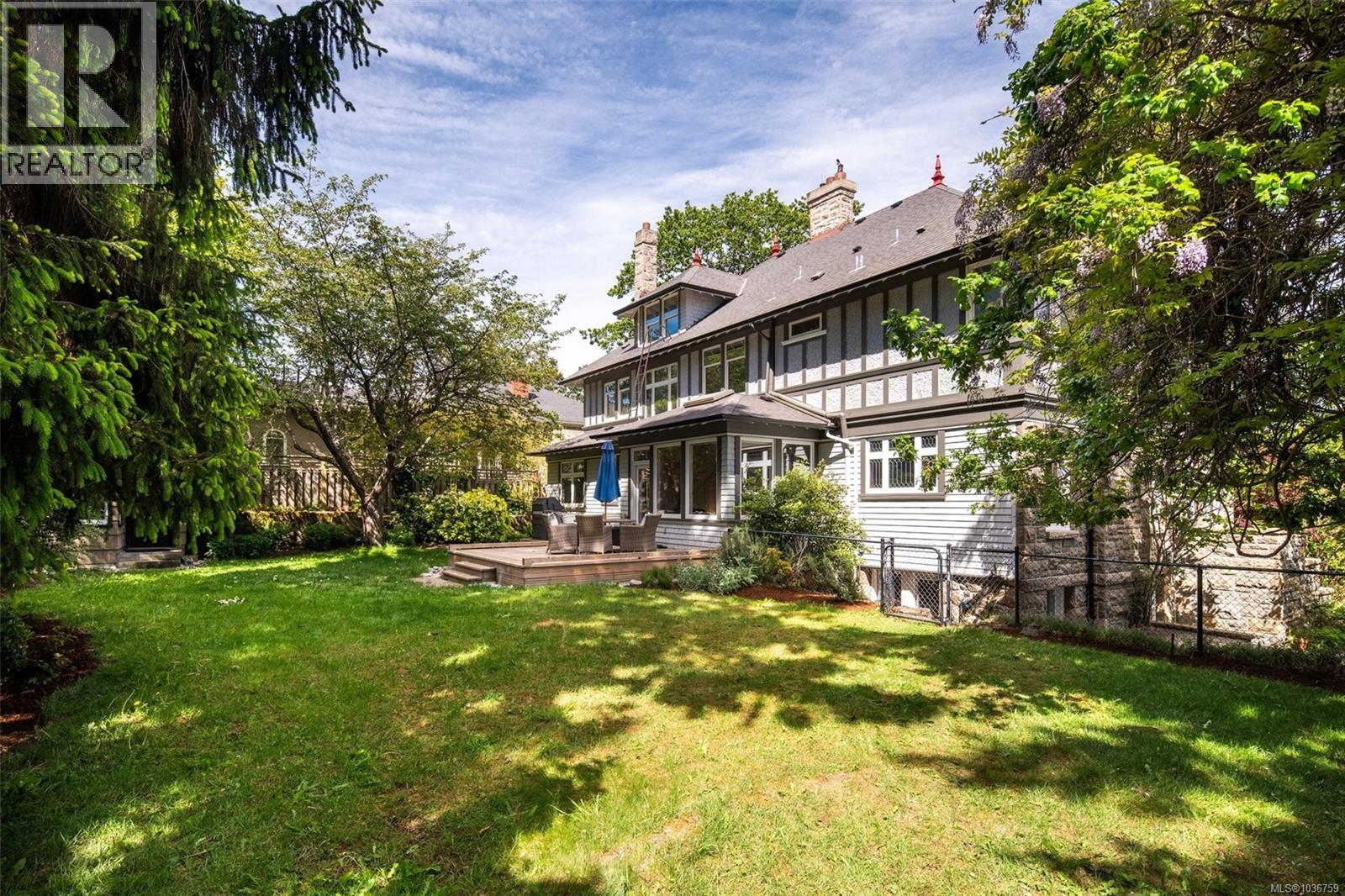  1566 Hampshire Road, Oak Bay