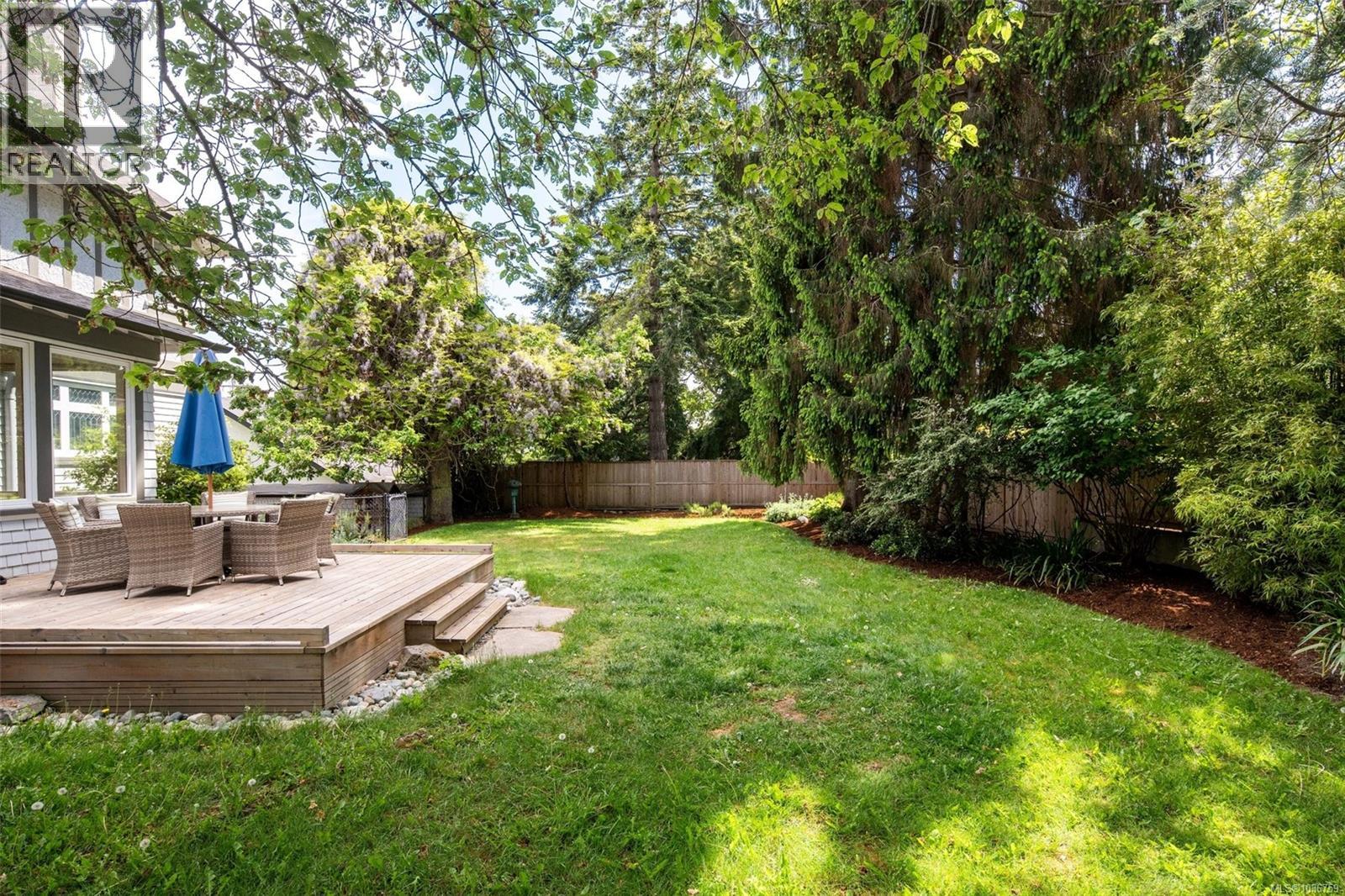  1566 Hampshire Road, Oak Bay