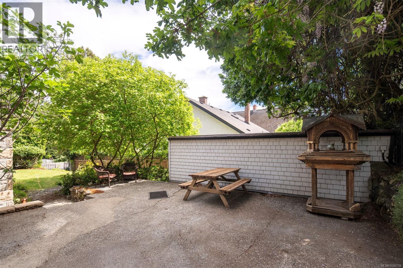  1566 Hampshire Road, Oak Bay