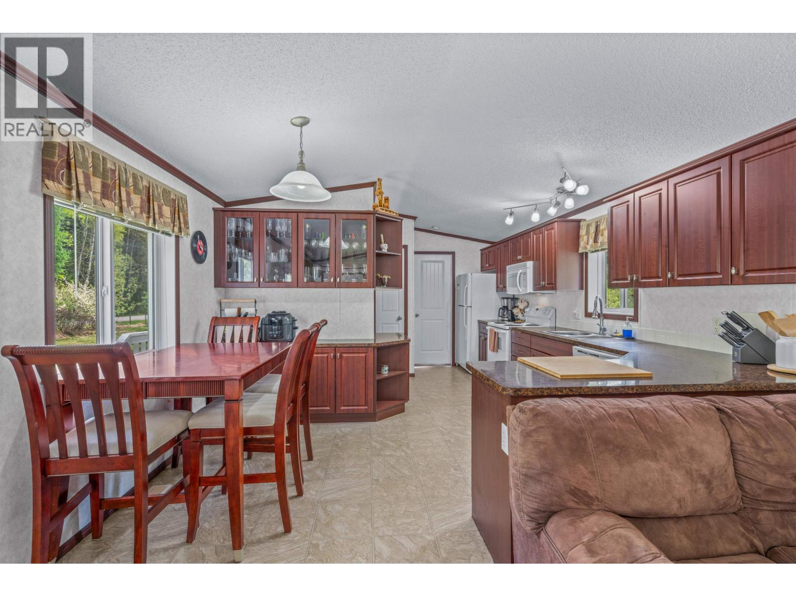 Photo 11 of 35 — 32505 GRANT ROAD · Prince George, BC