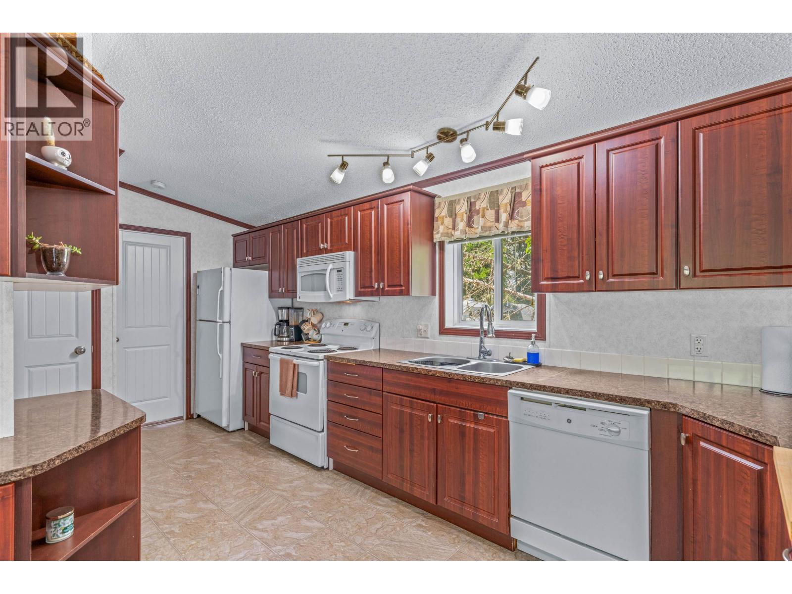 Photo 12 of 35 — 32505 GRANT ROAD · Prince George, BC
