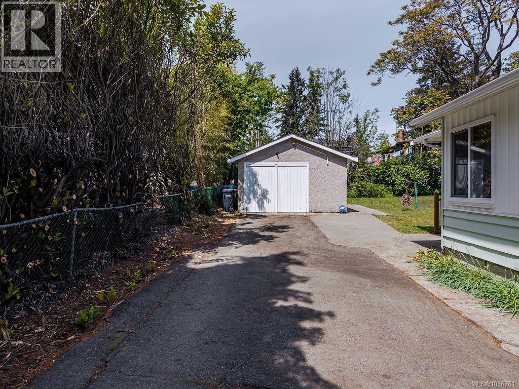 880 Eberts St - 32