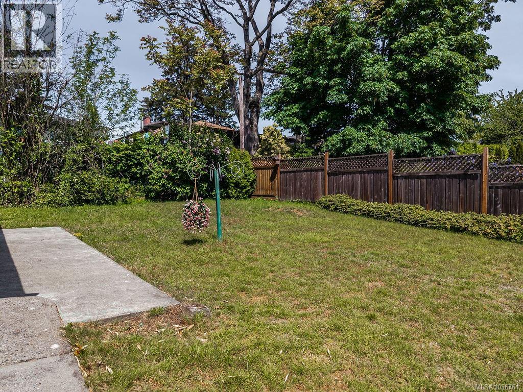 880 Eberts St - 35