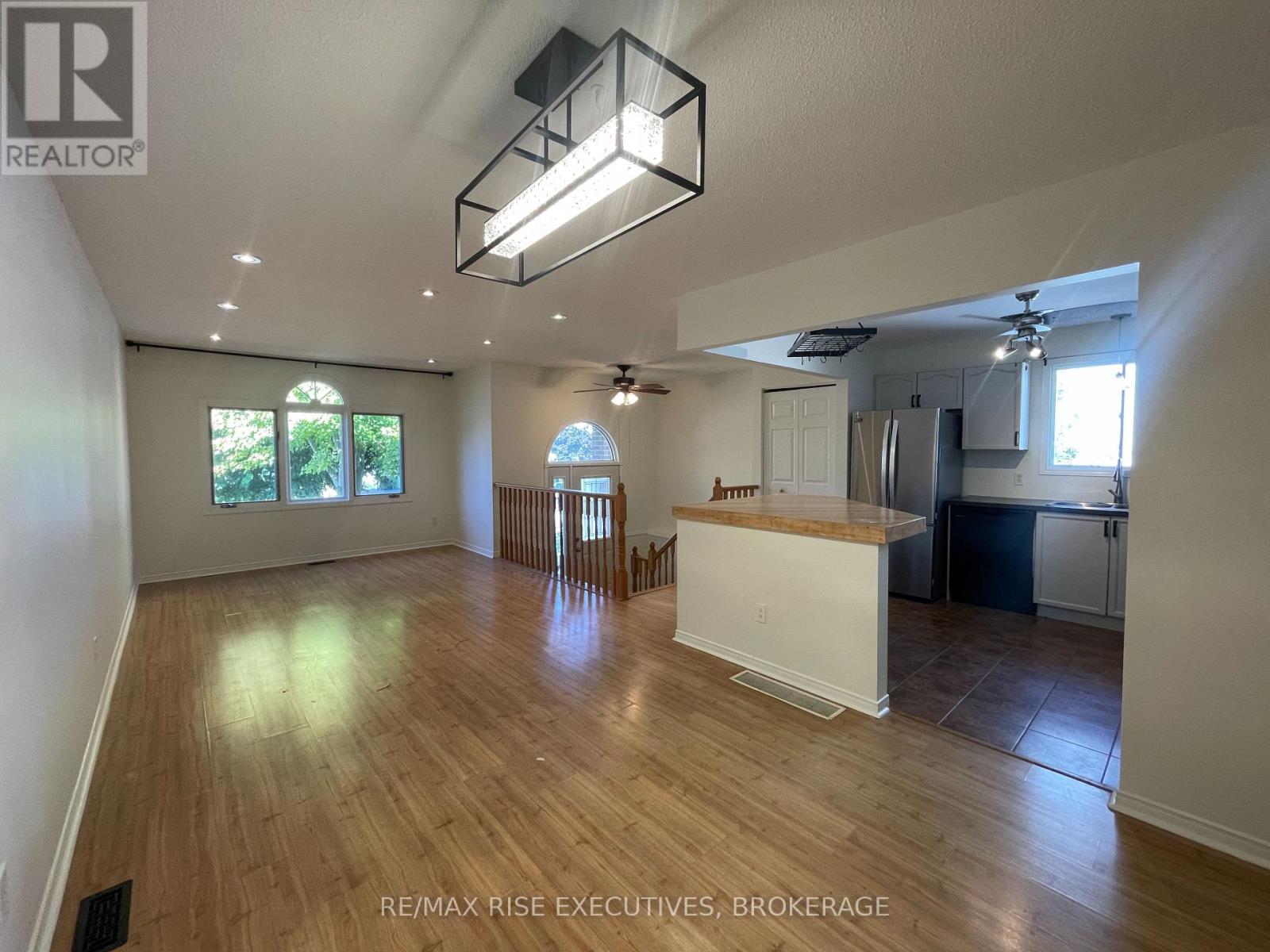 984 WATERBURY CRESCENT - 12