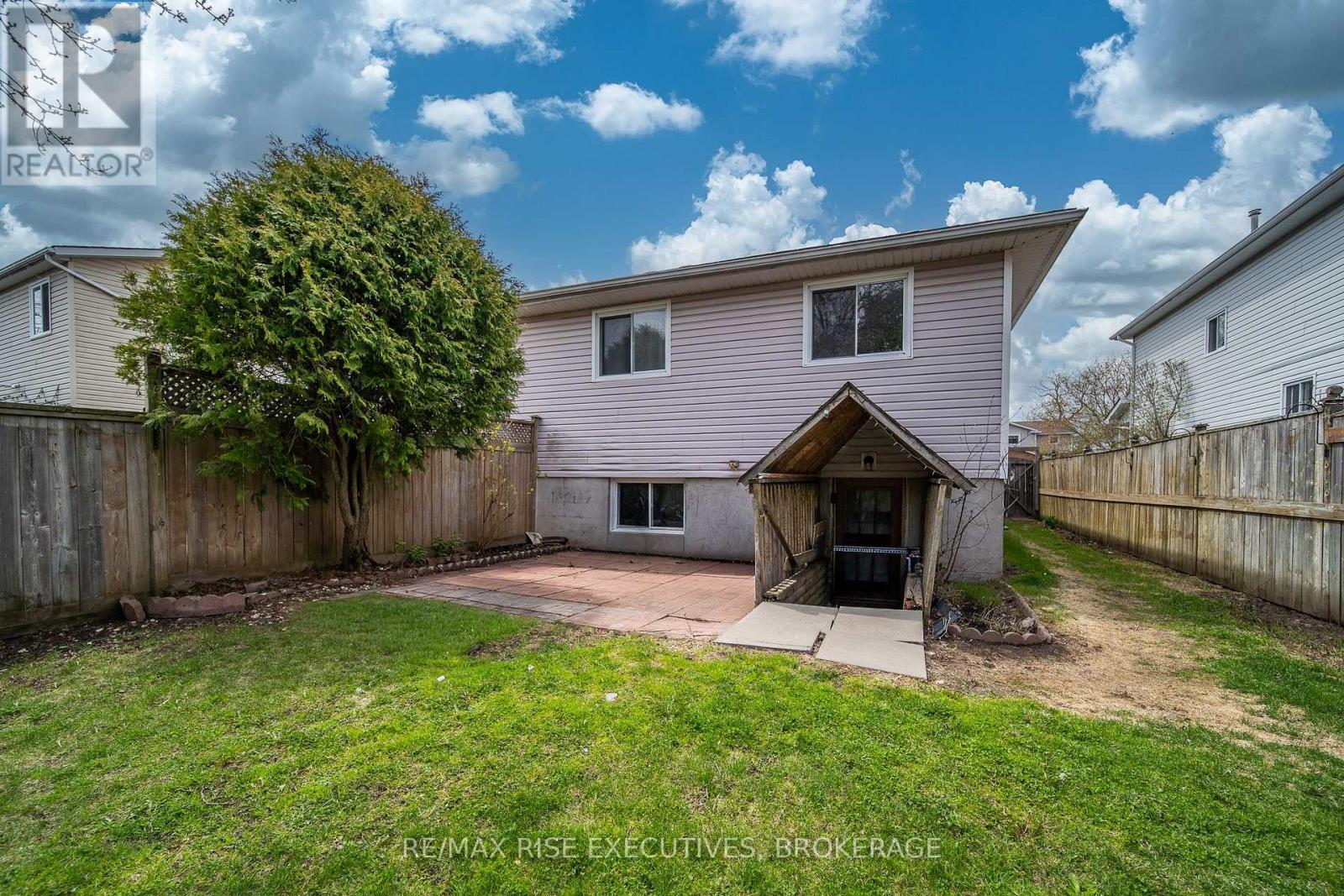 984 WATERBURY CRESCENT - 41