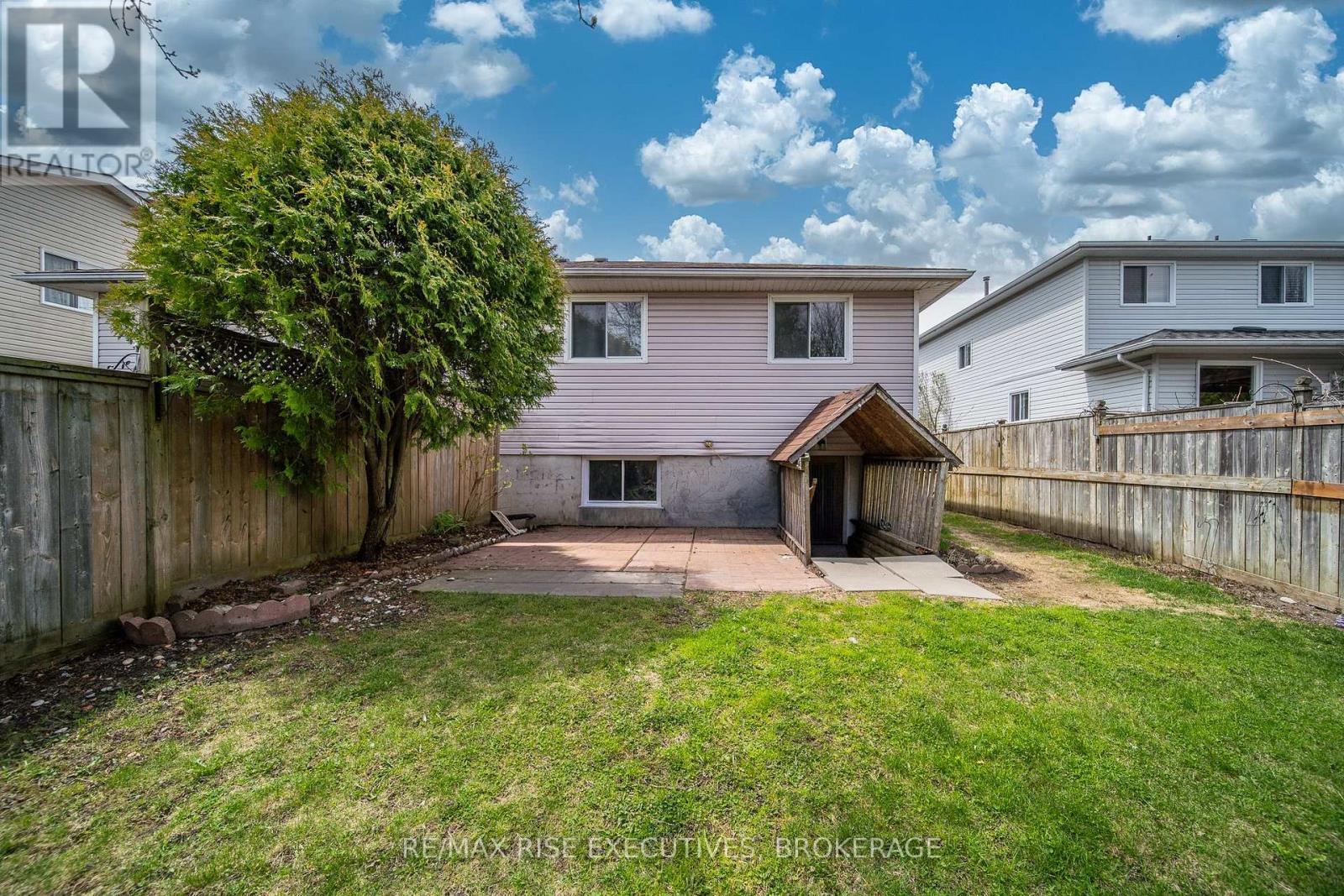 984 WATERBURY CRESCENT - 40