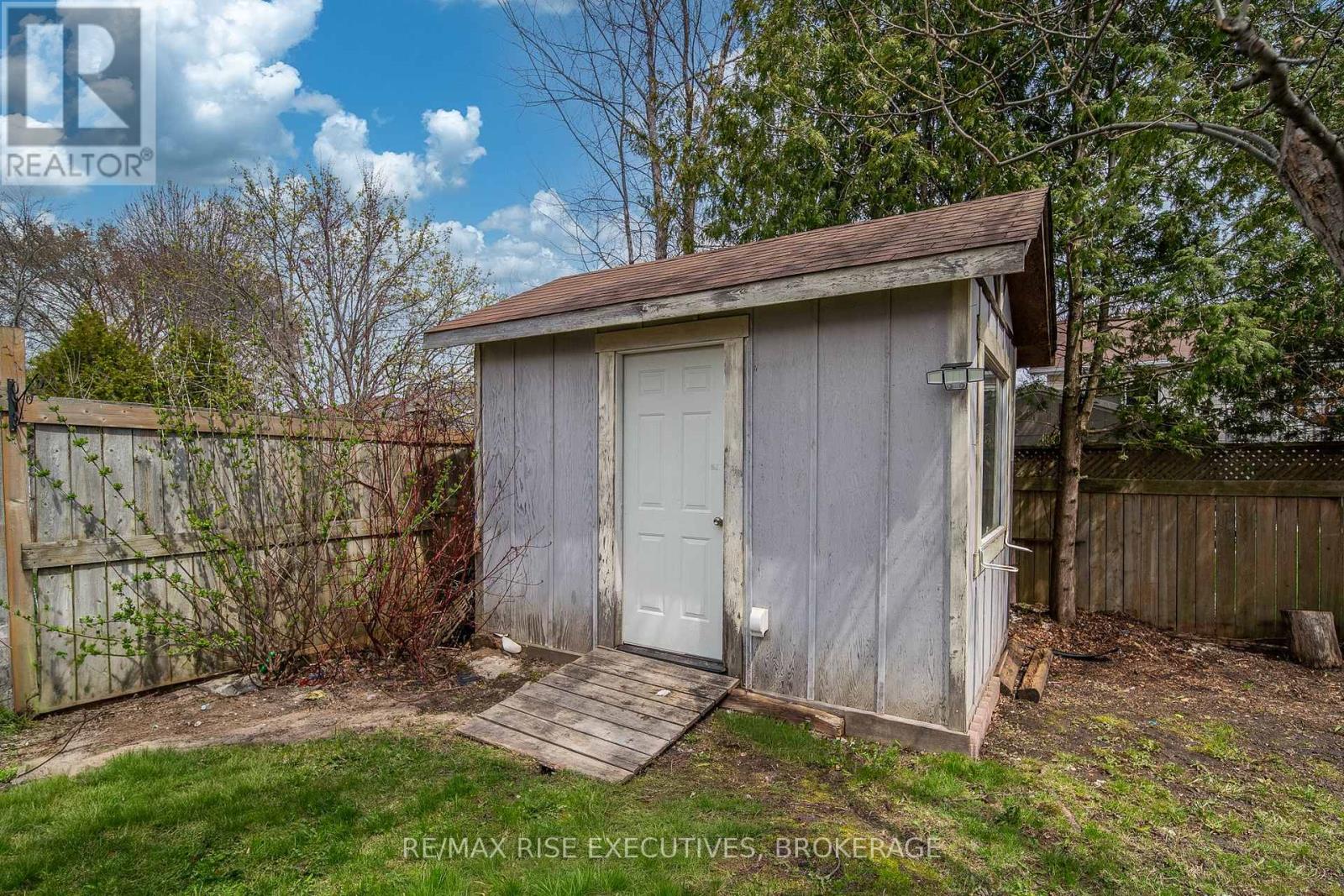 984 WATERBURY CRESCENT - 44