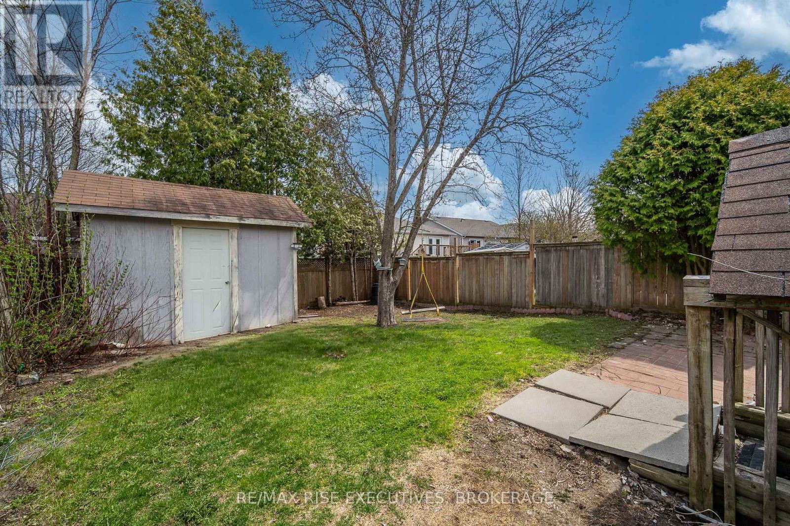 984 WATERBURY CRESCENT - 42