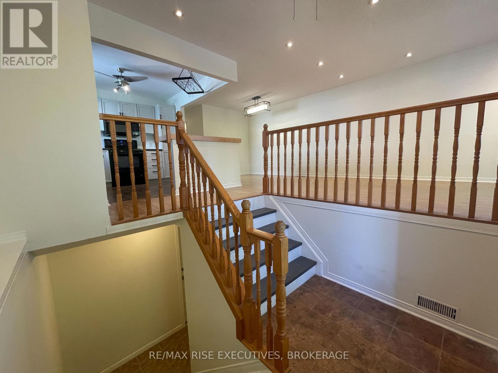 984 WATERBURY CRESCENT - 6